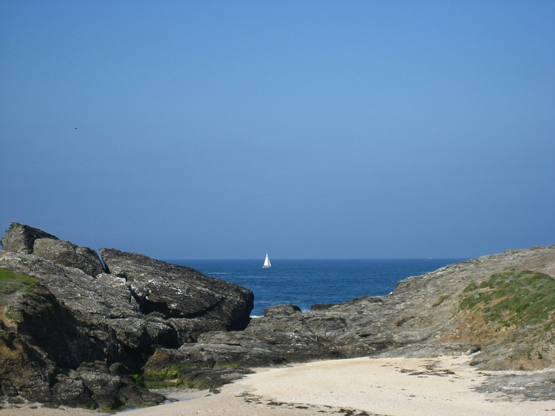 Bateau passant devant la Pointe des Poulains