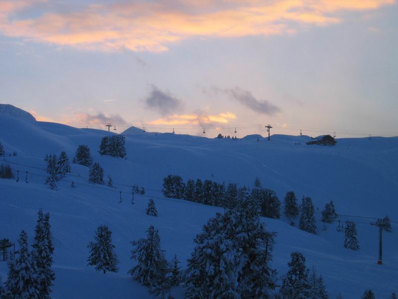 Coucher de soleil sur les montagnes enneiges