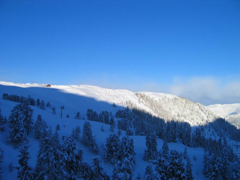 Ciel bleu sur les montagnes enneiges