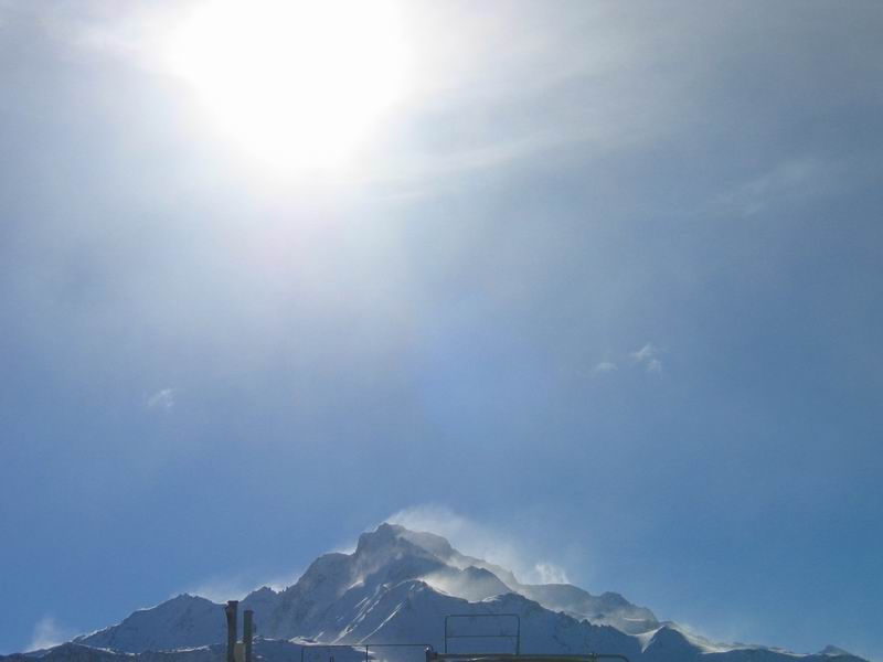 Sommet de la montagne sous un ciel bleu
