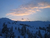Coucher de soleil sur les montagnes enneiges