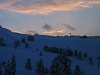 Coucher de soleil sur les montagnes enneiges