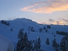 Coucher de soleil sur les montagnes enneiges