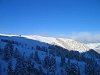 Ciel bleu sur les montagnes enneiges