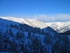 Ciel bleu sur les montagnes enneiges