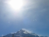 Sommet de la montagne sous un ciel bleu