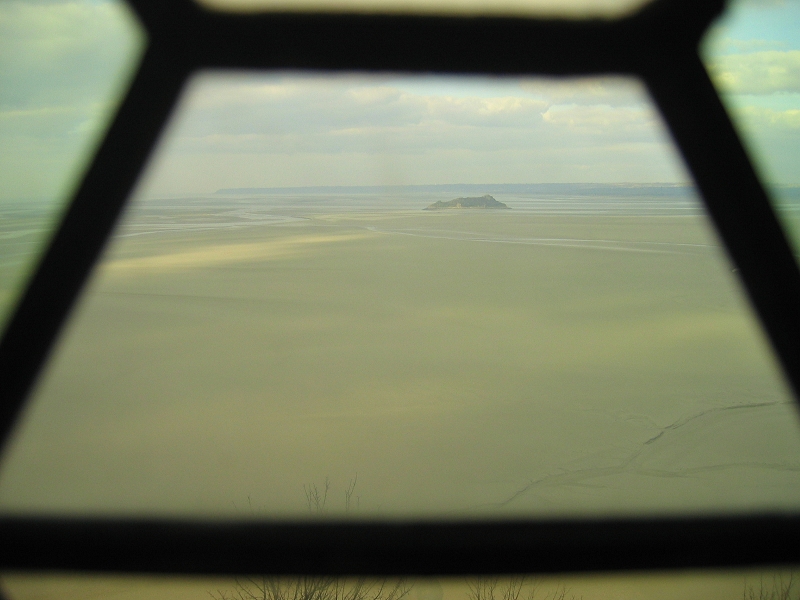 Vue sur la baie du Mont-Saint-Michel depuis les vitraux de l&#039;Abbaye