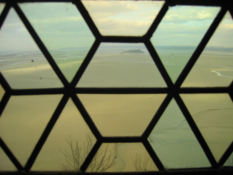 Vue sur la baie du Mont-Saint-Michel depuis les vitraux de l&#039;Abbaye