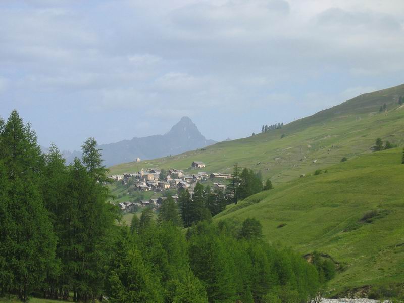 Vue sur le village de Saint-Vran depuis la montagne